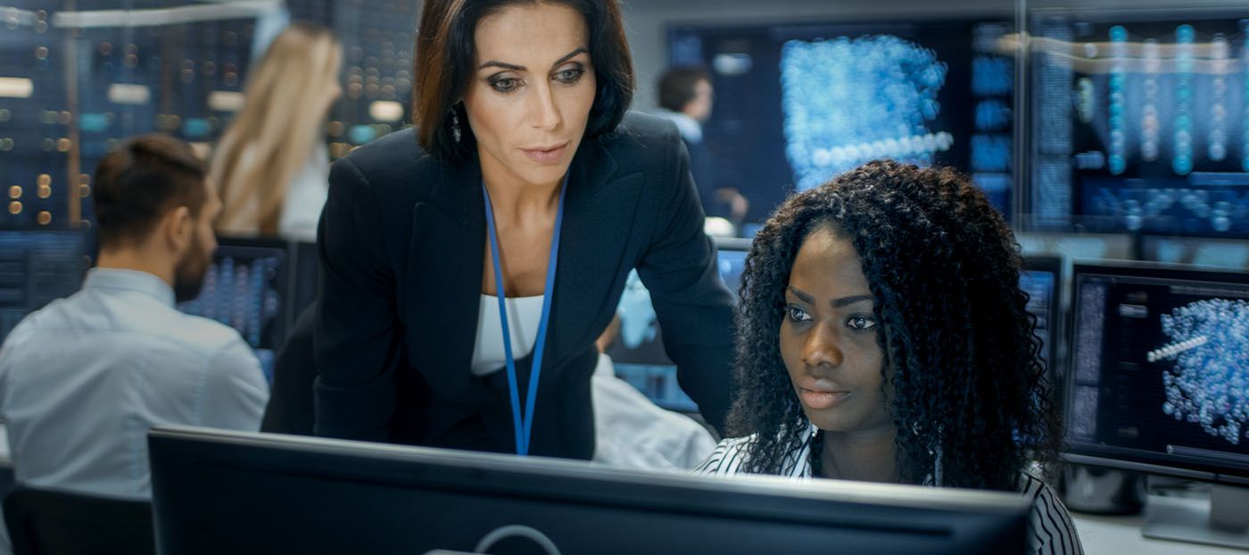 duas mulheres monitorando tela de computador