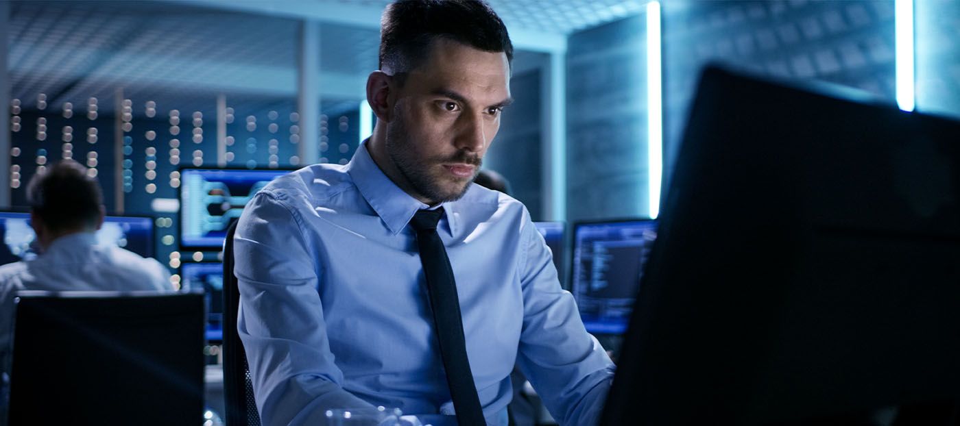 homem monitorando tela do computador