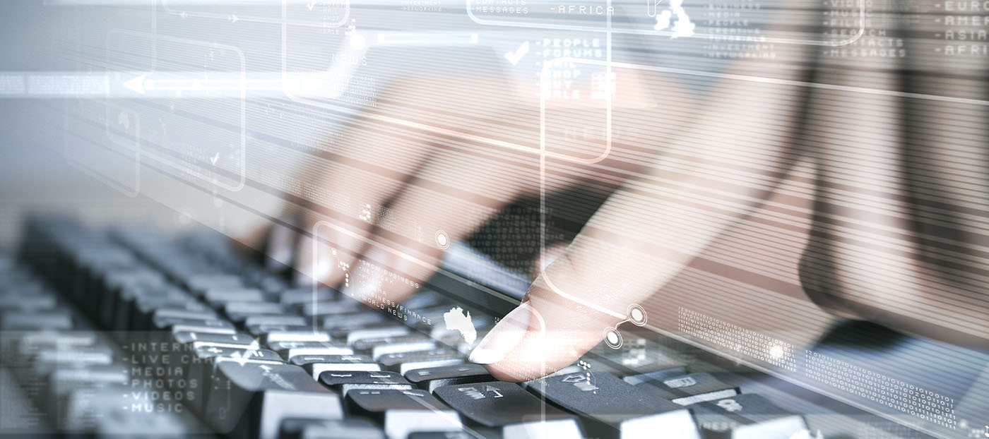 dedos digitando nas teclas do teclado
