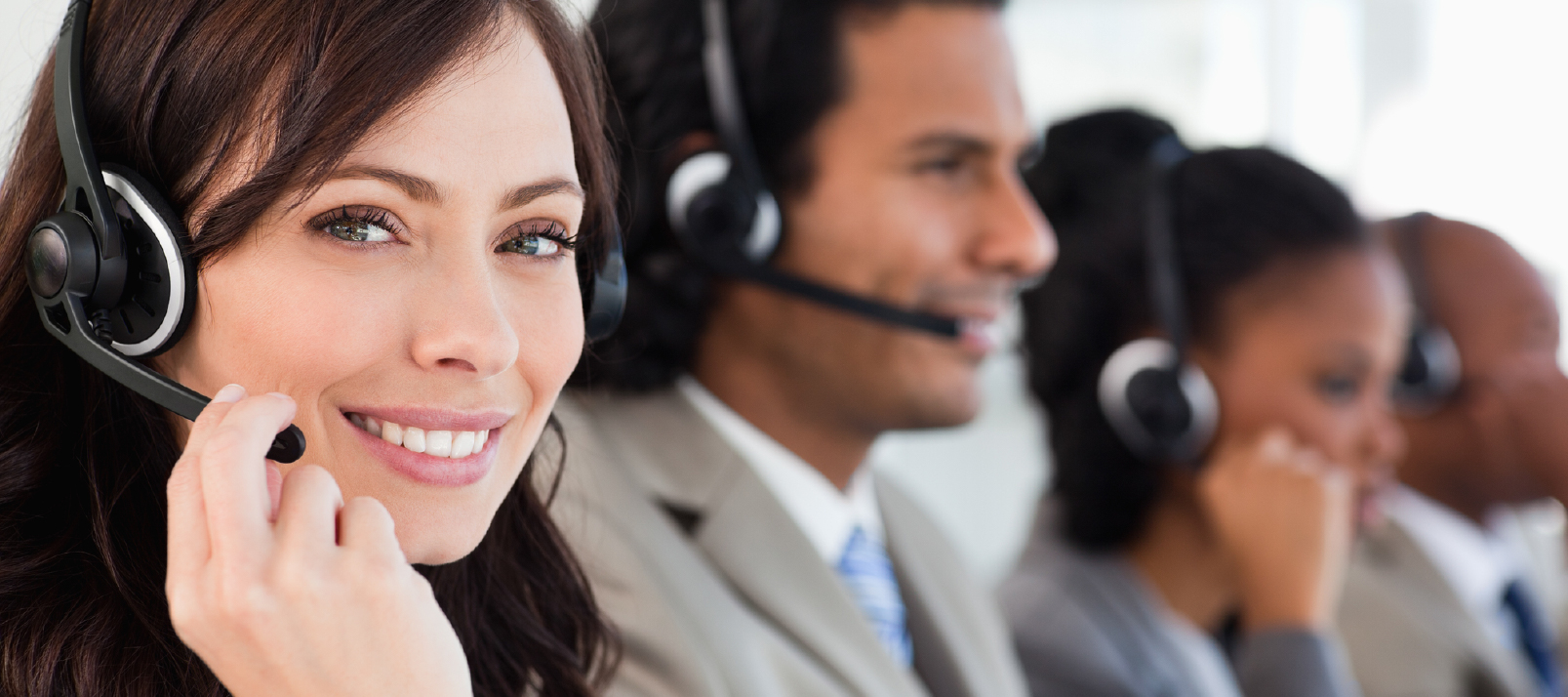Imagem de mulher e equipe atendendo clientes via Helpdesk
